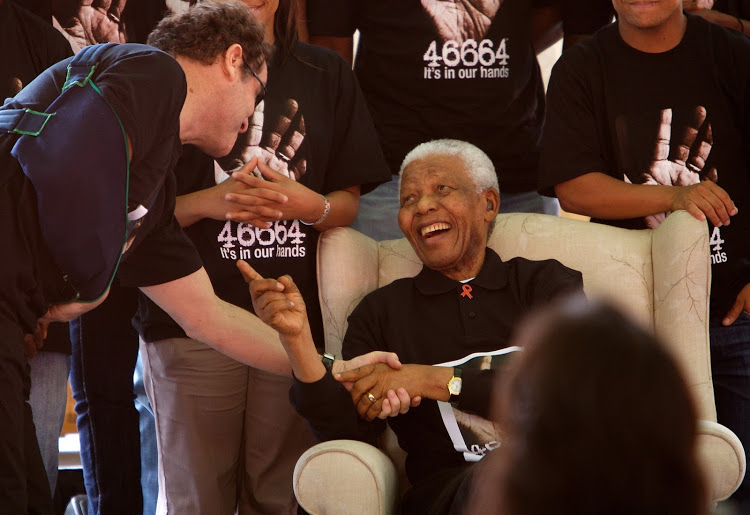 Johnny Clegg en oudpres. Nelson Mandela voor die 46664-konsert in 2007. © TEBOGO LETSIE/THE TIMES