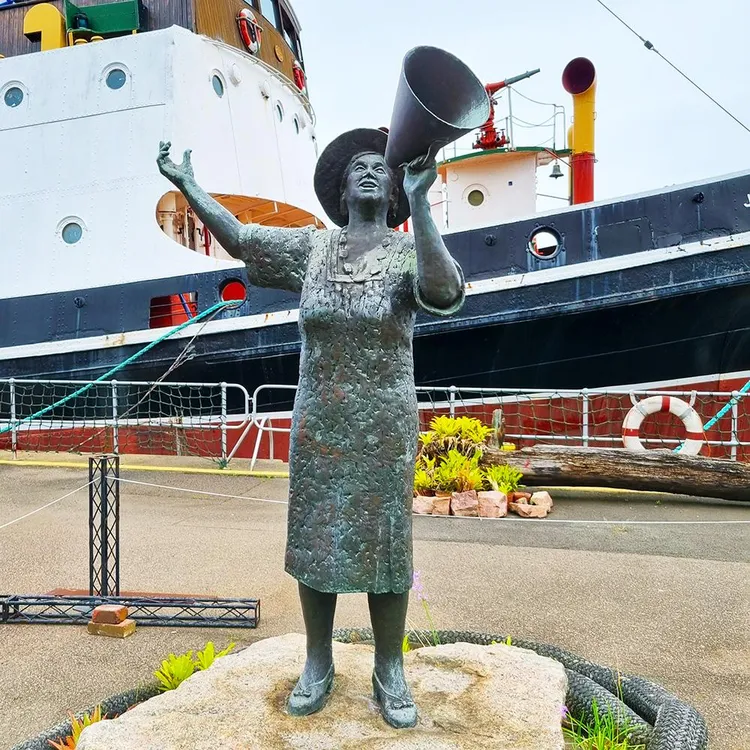 A statue was erected in her honour and placed where she used to sing. It was moved to a museum in 2016.