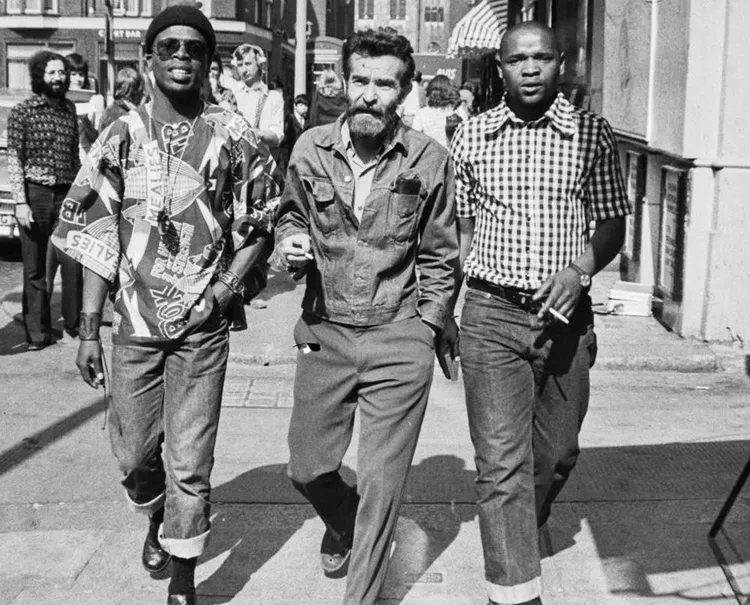 John Kani, Athol Fugard en Winston Ntshona by die Royal Court-teater in Londen in 1971.