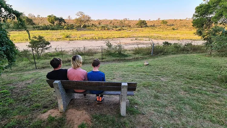 Meditasiebankie vir vier langs die Biyamiti-rivier.