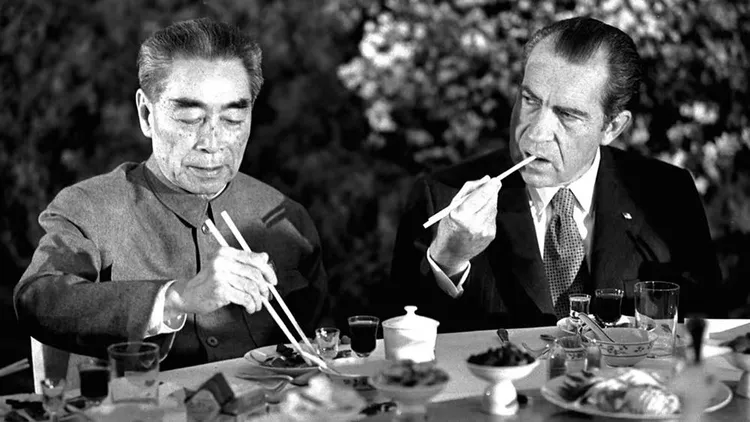 Die Chinese premier, Chou En-lai, en die Amerikaanse president, Richard Nixon, in Shanghai op 28 Februarie1972.