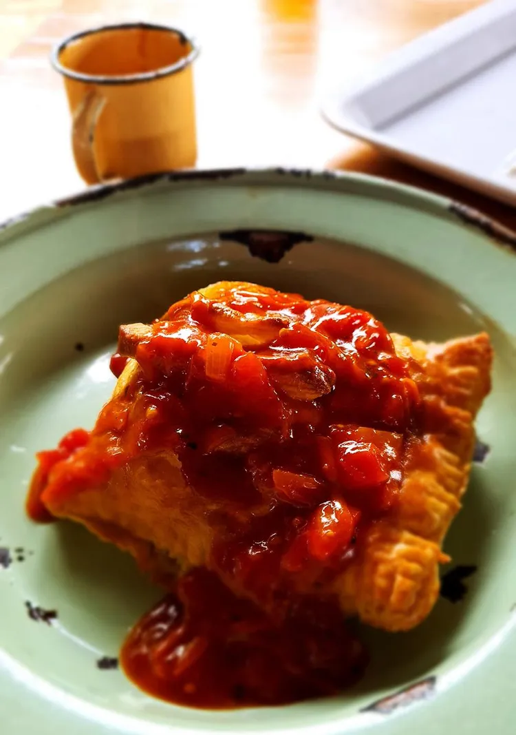 Buffelpastei met tamatiestowe by Tshokwane.