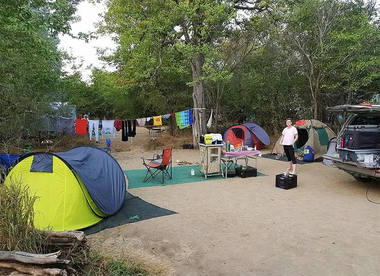 Uitspan in die woud met die uile – Tsendze.