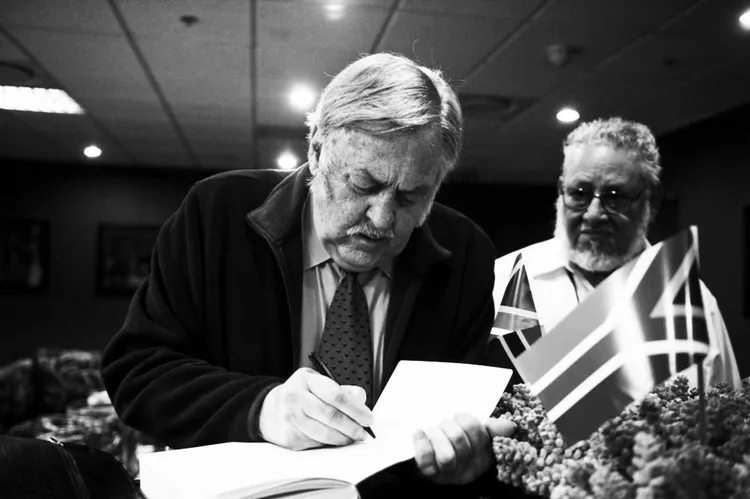 Die voormalige buitelandse sake-minister Pik Botha en die Kubaanse onderhandelaar Jorge Risquet in Pretoria in 2010.