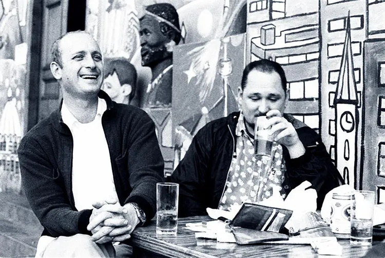 Chris Burgess en Ali van Wyk bespreek strategie by 'n kafee by die Durbanse hawe. © MAGRIET THERON