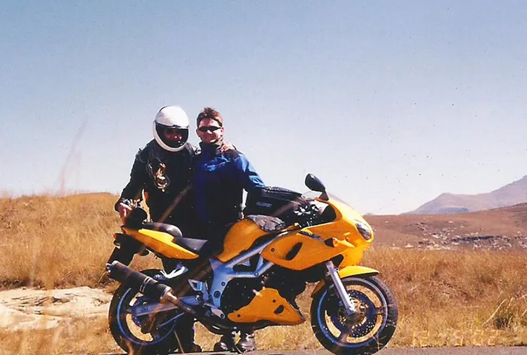 Cornia en Willem op toer naby Golden Gate in die Oos-Vrystaat in 2002.