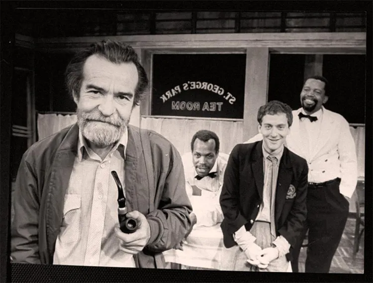 Athol Fugard en die akteurs Danny Glover, Lonny Price en Zakes Mokae op die stel van die Broadway-produksie van ‘Master Harold' ... And The Boys.