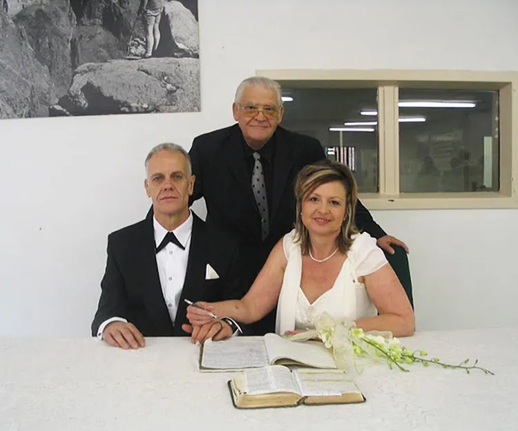 Ferdi Barnard en Betsie de Ridder op hulle troudag.